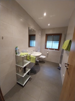 Ferienwohnung Nr. 2 für 6 Personen-Badezimmer Wohnung 2