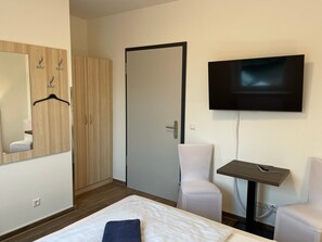 Schlaf und Wohnzimmer mit Garderobe und Flachbild TV