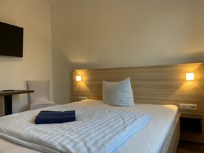 Schlaf und Wohnzimmer mit Sitzgelegenheiten