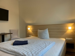 Schlaf und Wohnzimmer mit Sitzgelegenheiten