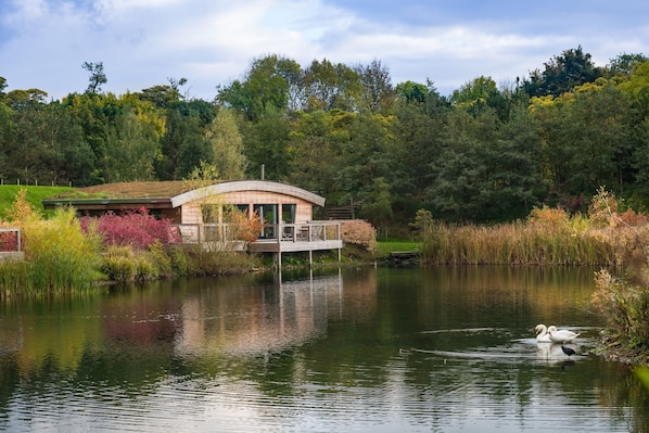 lakeside lodges