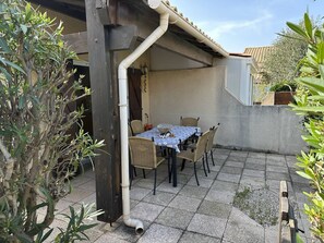 屋外ダイニングエリア