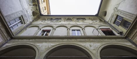 The apartment (second and last floor) seen from the frescoed inner courtyard