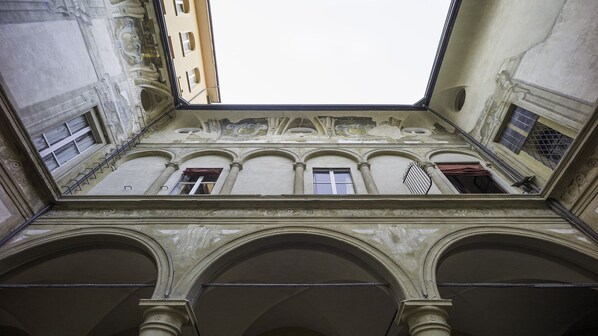 The apartment (second and last floor) seen from the frescoed inner courtyard
