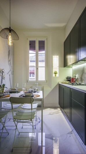 Eat-in kitchen, comfortable and funcional. Kitchen tools, pots & pans available