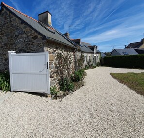 Allée refaite et création d'une terrasse avril 2024