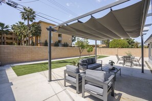 Relax and unwind in our peaceful backyard patio! ☀️🪴 The perfect spot to enjoy your morning coffee or an evening chat.