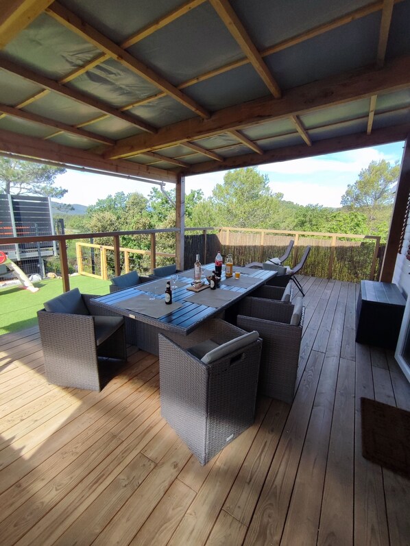 Outdoor dining