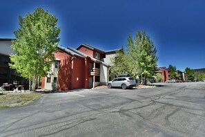 Complex Exterior and Parking - Complex Exterior and Parking
