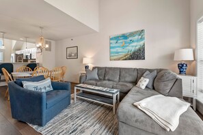 BB304C: Purple Pearl | Top Level Living Area