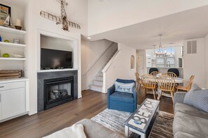 BB304C: Purple Pearl | Top Level Living Area