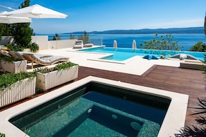 The outdoors offers an outdoor hot tub 2mx2m and amazing sea views