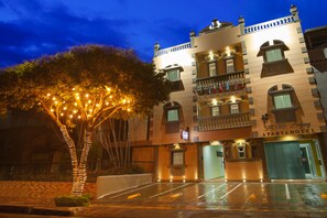 Vista frontal de la propiedad