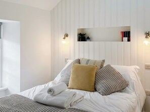 Double bedroom | No 4, Mousehole