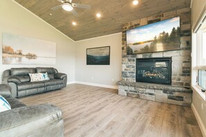SkyWatcherChalet Web ML LivingRoom 3