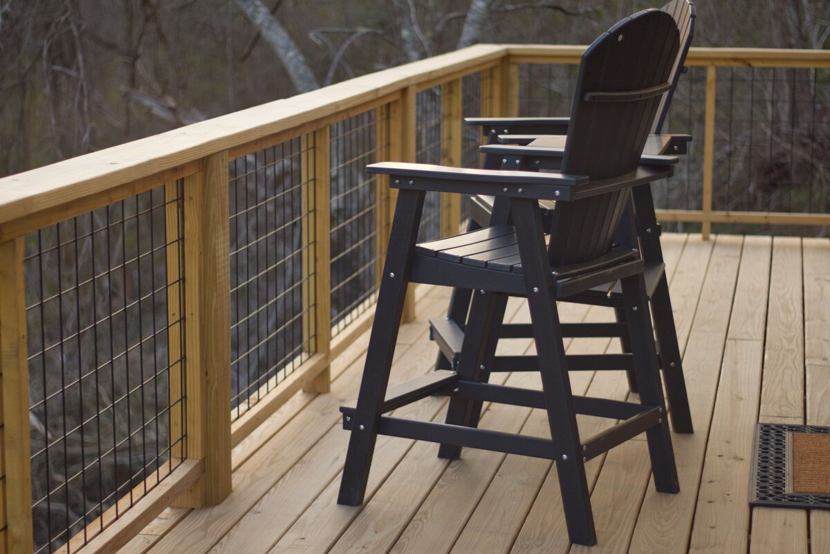 Elevated Escape: Cabin in Marshall. Seasonal Mountain Views. <1 mile to downtown