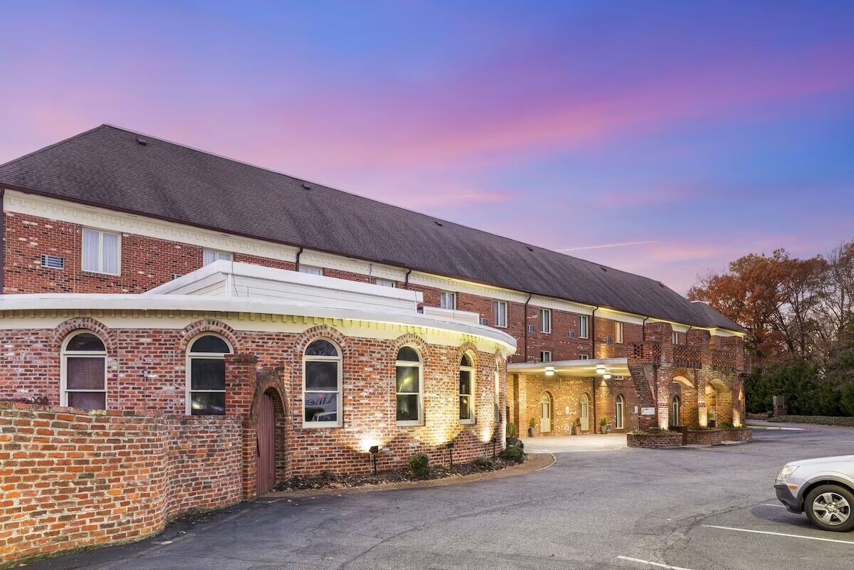 Elegant Rooms with Hot Breakfast – Minutes from Richmond Museums