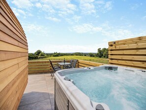 Hot tub | Rabbits Rest - Broomy Bank Pods, Nesscliffe