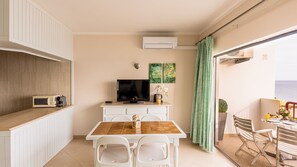 Here you can enjoy a nice meal both outside and inside, with all the windows open and entertained by the TV
#livingroom #meals #balcony #algarve #portugal