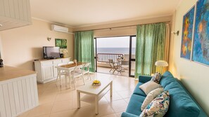 The living room is very bright and fresh thanks to the air coming in from the balcony
#livingroom #balcony #bright #algarve #portugal