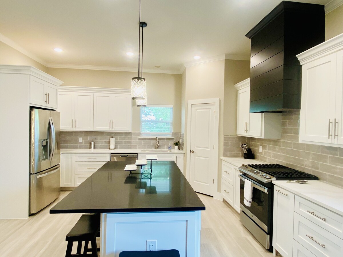 Experience Kemah in Luxury! Gorgeous, custom, brand new 3 bedroom with 3.5 baths