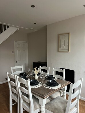 Dining Room with extendable table for 6 people