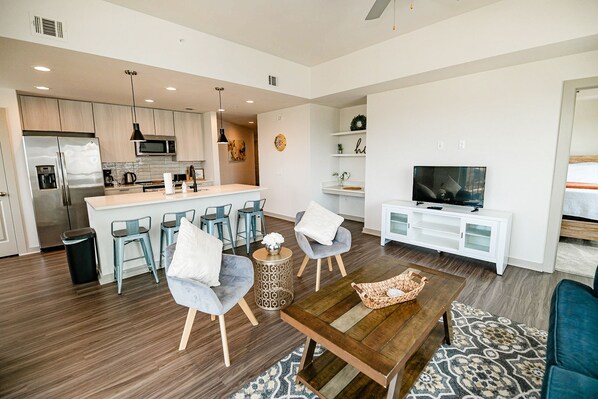 Home Decor, Indoors, Furniture, Table, Screen