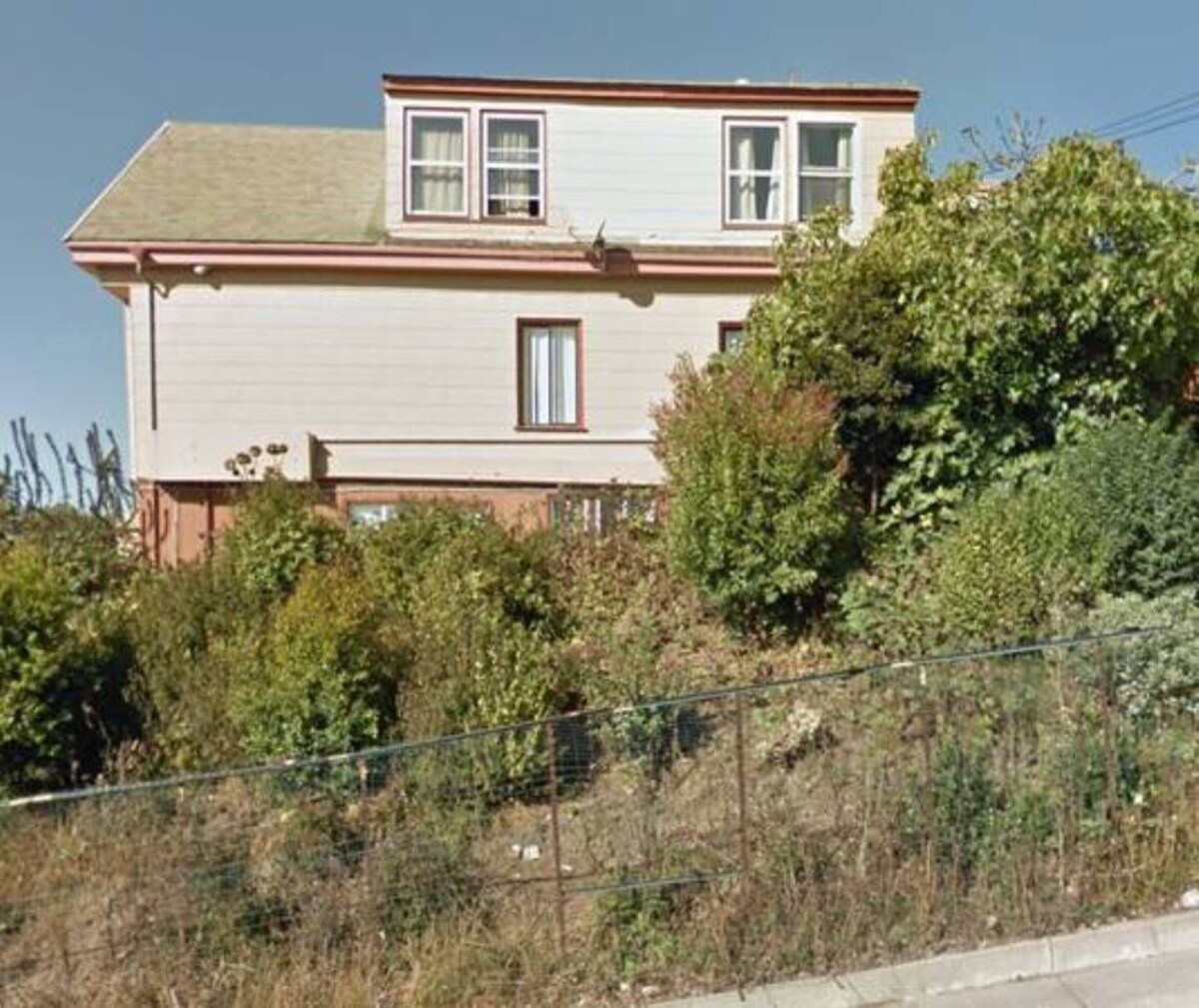 Nice 2 bedrooms place with the huge yard and BBQ deck near Bart