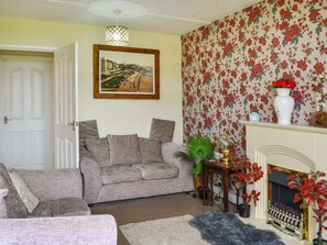 Living area | Yeolde Woodern Country View Seashak - Holiday Lets, Bridlington