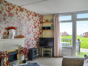 Living area | Yeolde Woodern Country View Seashak - Holiday Lets, Bridlington