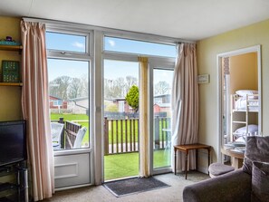 Living area | Yeolde Woodern Country View Seashak - Holiday Lets, Bridlington