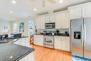 Kitchen | Central Air Conditioning | Multi-Level Townhome