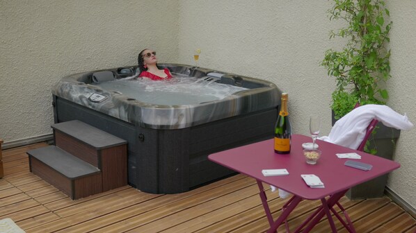 Outdoor spa tub