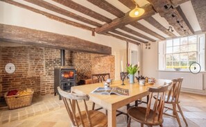 Fully equipped kitchen perfect for both gourmet dinners and relaxed breakfasts