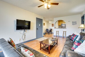 Living Room | Free WiFi | Central A/C & Heat | Smart TV
