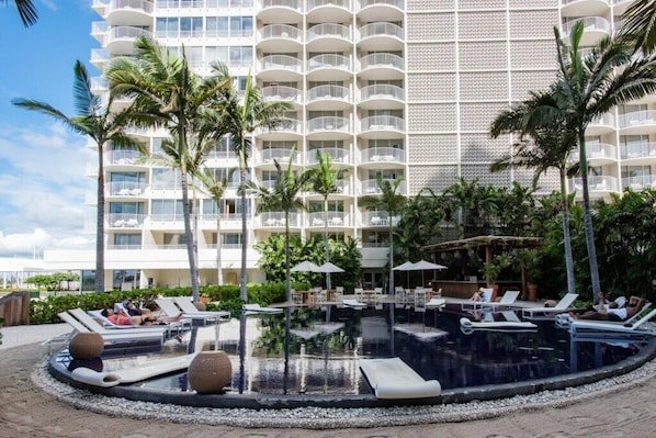1_adult-pool-v18632868