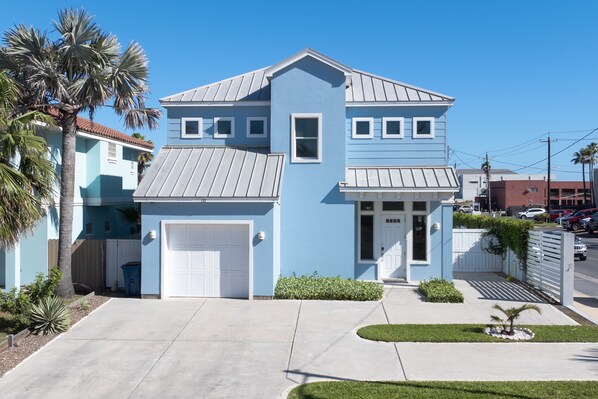 Front Exterior of the property, less than a block from Wanna Wannas Beachfront Bar and Gril!