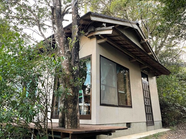 ・[Building 5] A cottage located at the top of a peninsula that juts out into the Shimanto River estuary. It is a place rich in nature surrounded by virgin forest.