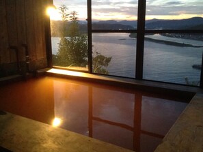 ・[Private family bath] You can relax in the hot spring without worrying about your surroundings.