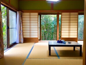・[Building 5/Japanese-style room] Surrounded by trees, you will feel like you are living in a forest. A Japanese-style room where you can stretch your legs and relax.