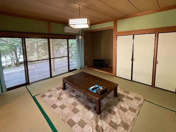 ・[Building 2] You can lie down and relax while looking at the scenery outside.