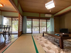 ・[Building 2] A Japanese-style room where you can stretch your legs and relax, and a dining area.