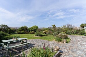 Garden at Chi Lowen, Fistral, Cornwall, self catering with Beach Retreats.