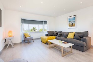 Living room at Chi Lowen, Fistral, Cornwall, self catering with Beach Retreats.
