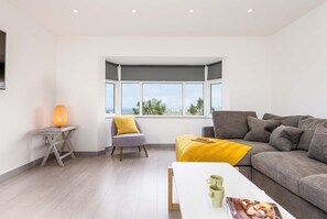 Living room at Chi Lowen, Fistral, Cornwall, self catering with Beach Retreats.