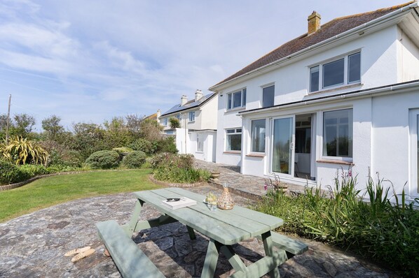 Garden at Chi Lowen, Fistral, Cornwall, self catering with Beach Retreats.