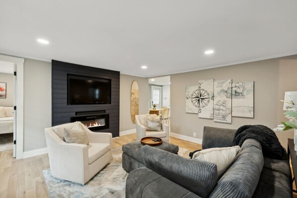 Doc Holiday Living Room with Fireplace, Smart TV and beautiful furnishings