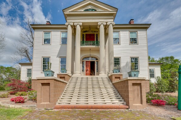 Milledgeville Vacation Rental | 6BR | 5BA | 6,500 Sq Ft | Stairs Required