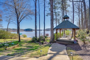 Lake Oconee On-Site | Private Backyard