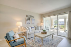 Living Room | 1st Floor | Smart TV | Fireplace